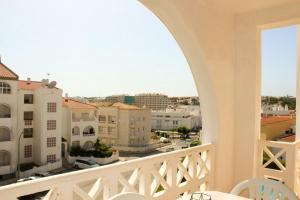 una vista della città da un balcone di Alta Oura 2 ad Albufeira