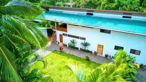 A piscina em ou perto de Beachfront Studio - Direct Beach Access, Fast Wifi & AC