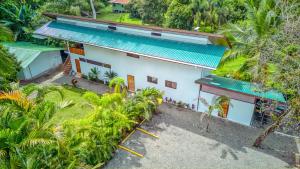 A piscina em ou perto de Beachfront Studio - Direct Beach Access, Fast Wifi & AC