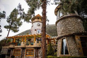 Bygningen som campingpladsen ligger i