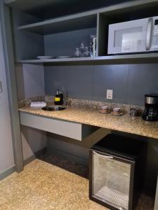 une cuisine avec un comptoir avec un micro-ondes dans l'établissement Flat particular - AP 102 - no Hotel, à Brasilia