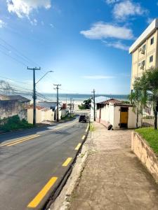 an empty street with a building on the side of the road at (106) Exclusivo Vista mar na praia da Litorânea in Pimenta