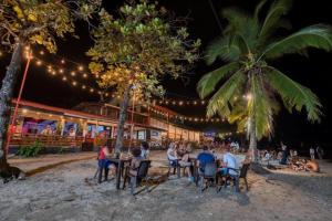 Os clientes hospedados em Beachfront Studio - Direct Beach Access, Fast Wifi & AC