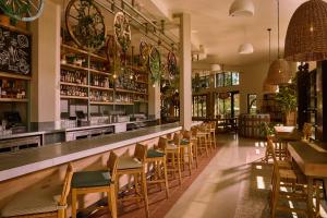 Khu vực lounge/bar tại Treehouse Hotel Silicon Valley
