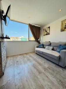 Posezení v ubytování Cosy T2 climatisé sur le port à 5min de la mer parking privé linge de bain et de lit fournis