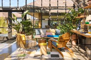 Khu vực ghế ngồi tại Treehouse Hotel Silicon Valley