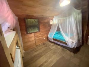 Rúm í herbergi á Palmarío Hostal