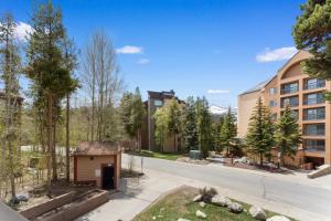 Un edificio de apartamentos con un pequeño cobertizo al lado de una calle. en Mountainwood 201 by Summit County Mountain Retreats, en Breckenridge