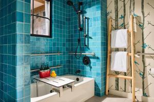 Phòng tắm tại Treehouse Hotel Silicon Valley