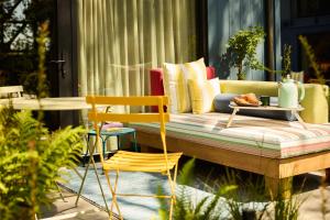 Khu vực ghế ngồi tại Treehouse Hotel Silicon Valley