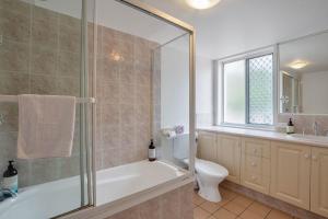 ゴールドコーストにあるSpacious Ground Floor Retreat by Burleigh Beachの浴槽、トイレ、洗面台を備えたバスルーム