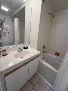 Bilik mandi di Treetop Village-2bed3bathpoolsdocks6-8pp +24 gambar