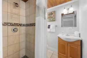 Et badeværelse på Island Time Bungalow + 8 billeder