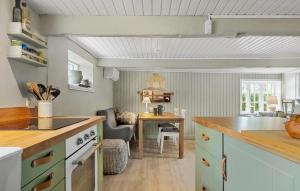 una cucina con tavolo e una sala da pranzo di Charming Home In Samsø With 1 Bedroom a Brundby