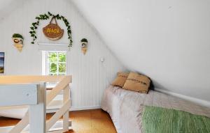 una camera bianca con letto e scrivania di Charming Home In Samsø With 1 Bedroom a Brundby