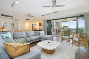 ダーウィンにあるVibrant Waterfront Lagoon Views walk to Cafes & BBQのソファとテーブルのあるリビングルーム