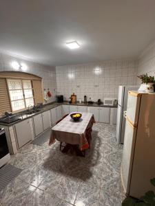 Η κουζίνα ή μικρή κουζίνα στο Chácara Oásis Araçariguama, Natureza, Piscina Incrível e Sossego
