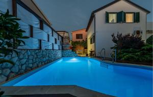 basen przed domem w obiekcie Four-Bedroom Holiday Home In Vir w mieście Vir