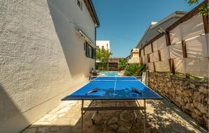 stół do ping ponga na dziedzińcu budynku w obiekcie Four-Bedroom Holiday Home In Vir w mieście Vir +37 zdjęć