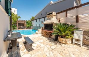 Basen w obiekcie Four-Bedroom Holiday Home In Vir lub w pobliżu