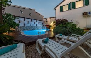 Basen w obiekcie Four-Bedroom Holiday Home In Vir lub w pobliżu