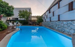 Basen w obiekcie Four-Bedroom Holiday Home In Vir lub w pobliżu