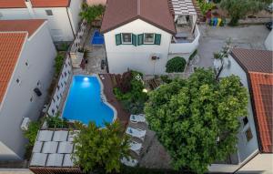 Basen w obiekcie Four-Bedroom Holiday Home In Vir lub w pobliżu