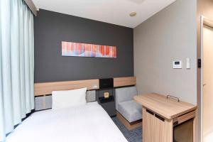 Camera piccola con letto, scrivania e sedia. di Washington R&B Hotel Nagoya Sakae Higashi a Nagoya
