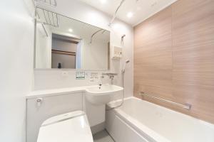 un bagno con un water, un lavandino e una vasca di Washington R&B Hotel Nagoya Sakae Higashi a Nagoya