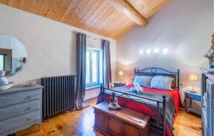Ένα ή περισσότερα κρεβάτια σε δωμάτιο στο Gorgeous Home In Moulès With Wifi +27 φωτογραφίες