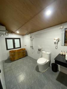 Ένα μπάνιο στο Nhà Sàn Gái Bản +20 φωτογραφίες