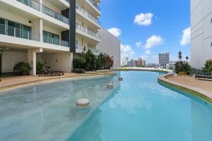 Bazén v ubytování Magnificent City Location with Harbour Views Pool & Gym nebo v jeho okolí