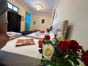 Łóżko lub łóżka w pokoju w obiekcie Red Vibes Hostel Marrakech