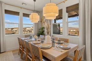 ein Esszimmer mit Tisch und Stühlen und Fenstern in der Unterkunft Surfside Escape condo in St. George