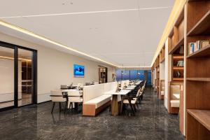 TV a/nebo společenská místnost v ubytování Atour Hotel Suzhou Industrial Park Fengting Avenue