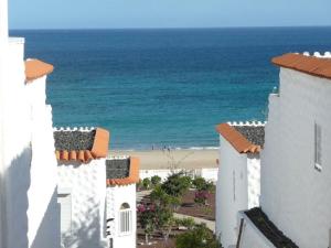 uitzicht op het strand tussen twee witte gebouwen bij Bungalow with 2 bedrooms in Costa Calma +15 foto's
