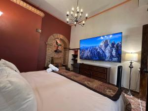 TV a/nebo společenská místnost v ubytování Copa de Oro Hotel Boutique