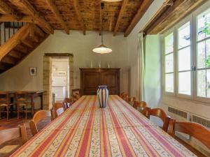 CampsegretにあるMansion in Aquitaine with Private Poolの長いテーブルと椅子のあるダイニングルーム +32枚の写真