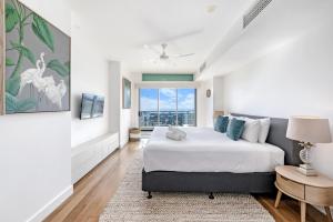 Un dormitorio con una cama grande y una ventana. en Ultimate Penthouse Majestic Harbour Views & Pool, en Darwin