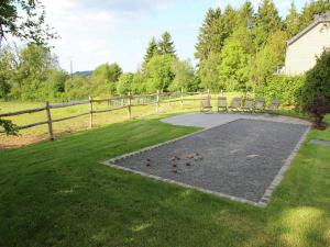 Tennis ja/või seinatennis majutusasutuses Holiday Home Manhay near Forest või selle läheduses