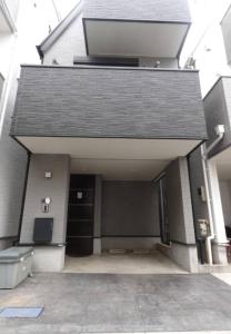 東京にある池袋戸建の大きなガレージとドア