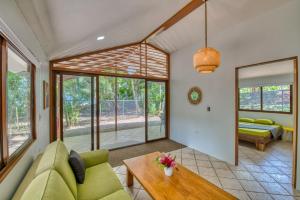 Ένα ή περισσότερα κρεβάτια σε δωμάτιο στο Oceanfront House with AC, Fast WiFi at Cocles Beachbreak