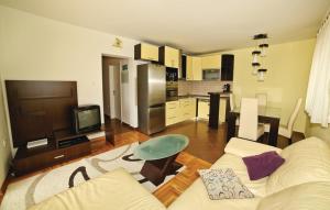 sala de estar con sofá blanco y cocina en Apartment Agata, en Trogir
