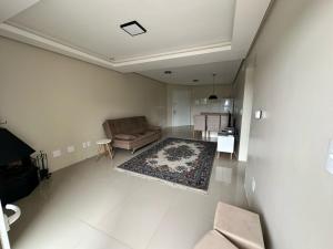a living room with a couch and a rug at Apto excelente in Canela