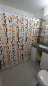 un baño con una pared con un patrón. en Departamento Eutico, en Villa Carlos Paz