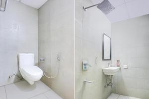 a bathroom with a toilet and a sink at Super Townhouse Sector 64 Near WorldMark Gurugram Formerly Vero in Gurgaon