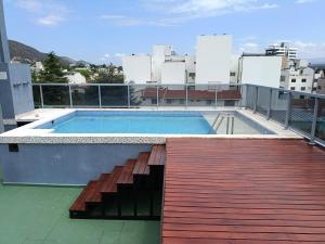 una piscina en la azotea de un edificio en Departamento Eutico, en Villa Carlos Paz 15 fotos más