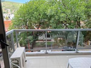 balcón con vistas a un patio en Departamento Eutico, en Villa Carlos Paz