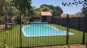 una recinzione nera con una piscina in un cortile di LeVar -Historic accessability accommodation with Ensuite and Mod Cons a Hoddy Well