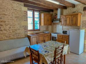 Kuchyň nebo kuchyňský kout v ubytování Maison confortable près des sites touristiques de la Dordogne - FR-1-616-143